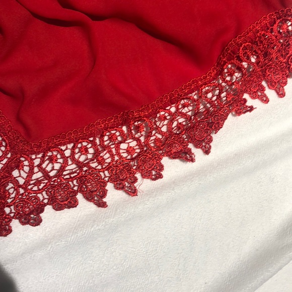 A red tank top - Picture 3 of 3